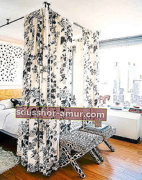 Domači dekor DIY: pritrdite palice za zavese na strop, da ustvarite čudovito posteljo z nadstreški za dom.