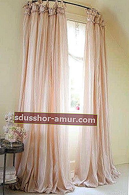 DIY Home Decor: Uporabite ukrivljeno zavese, da bo okno videti večje.