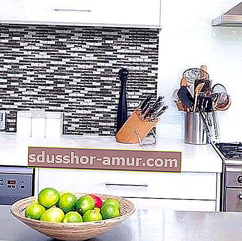 DIY dekoracija za dom: uporabite lepilne 3D reliefne ploščice, s katerimi boste kuhinjski backsplash preobrazili.