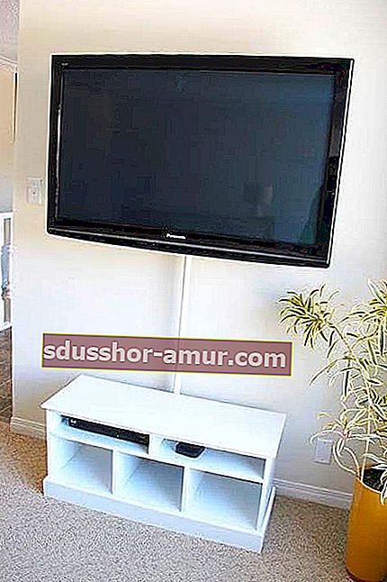 DIY dekoracija za dom: TV kable skrijete z diskretnim pokrovom za kable.