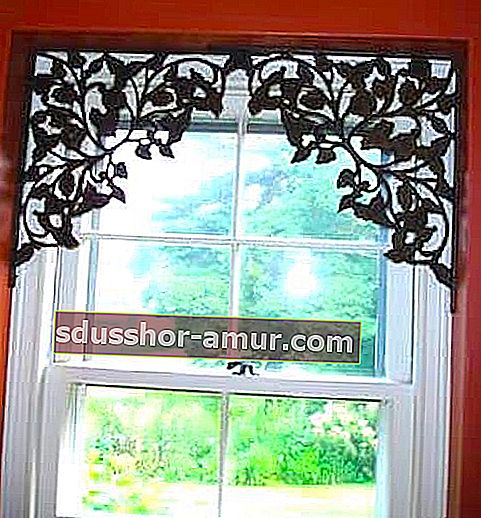 Направи си сам декорация за дома: рециклирайте красиви скоби за рафтове, за да украсите прозорец, който не се нуждае от завеси.
