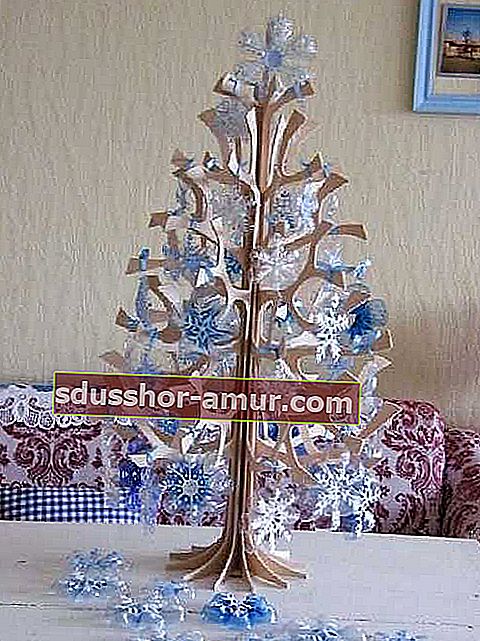 reciklirajte steklenico za okrasitev božičnega drevesa