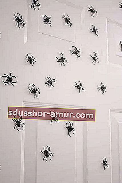 пластиковая атака паука на Хэллоуин