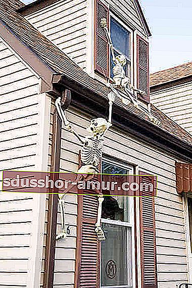 скелеты свисают с фасада