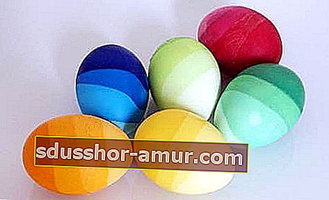barvni prelivi na velikonočnih jajcih