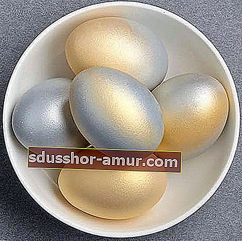 velikonočna jajca pobarvana s kovinsko barvo