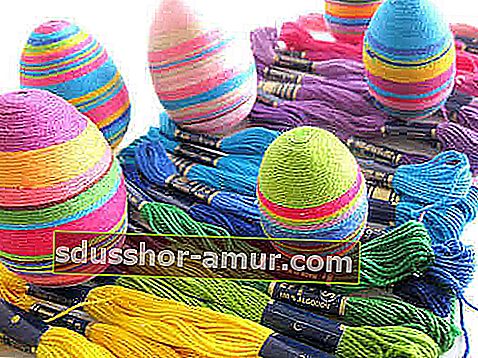 uskršnja jaja ukrašena nitima u boji