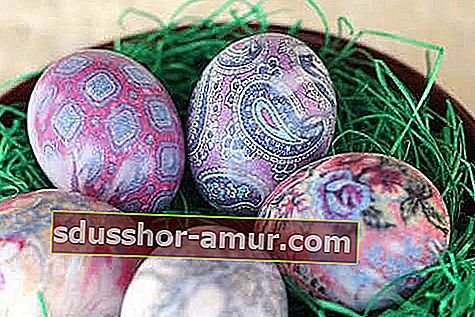 Великденски яйца, украсени с щампи на вратовръзка