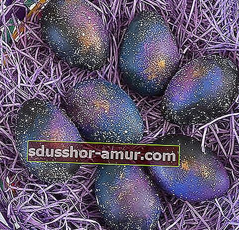 великденски яйца, украсени с живопис в галактика