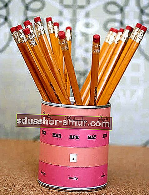 Kositer lahko oblikuje lonec za svinčnike, okrašen z mini koledarjem
