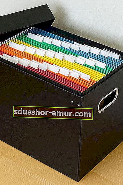 Škatla s suspenzijskimi datotekami z barvno kodo.