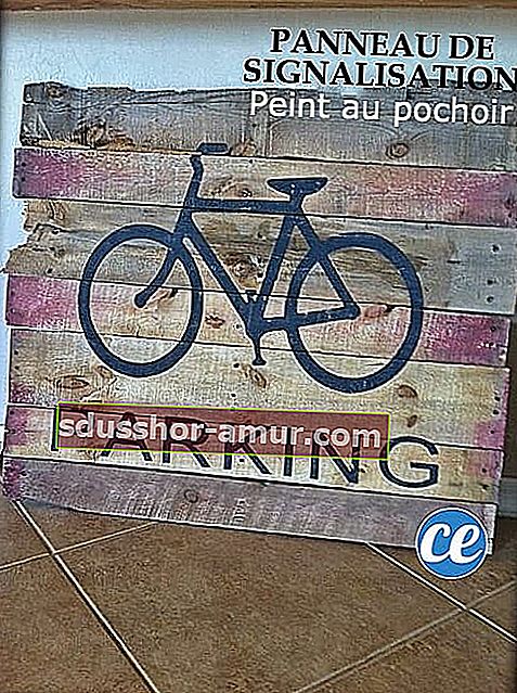 Пътен знак за паркиране на велосипеди, направен с дъски за палети