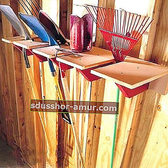 Naredite leseno stojalo za shranjevanje orodja z ročaji in prihranite prostor v svoji garaži.