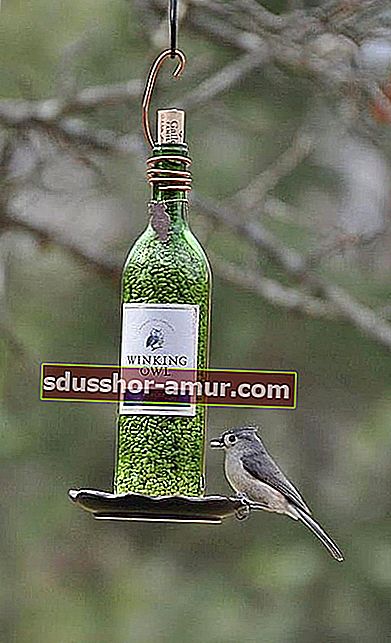 Steklenica z vnovično uporabo kot hranilnik ptic