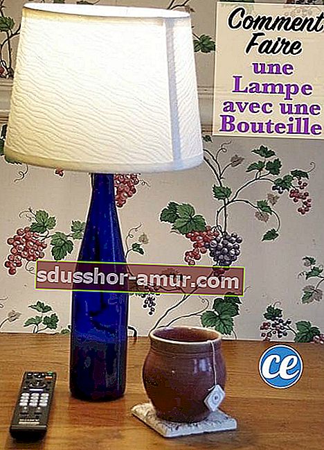 Синя лампа, направена с бутилка вино 
