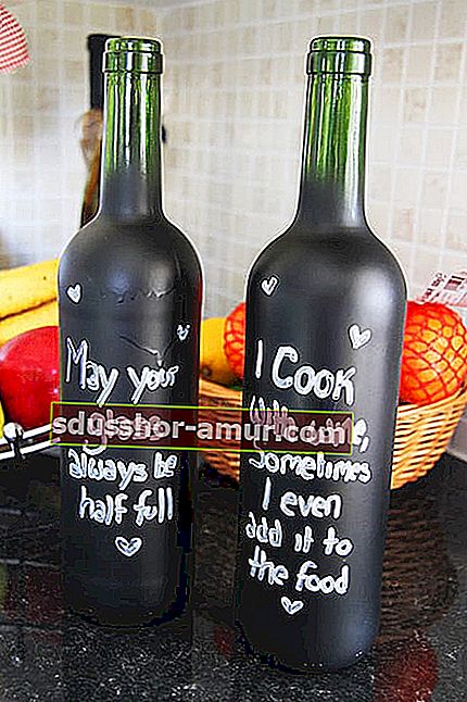 Две бутилки вино с бяло изписване върху тях 