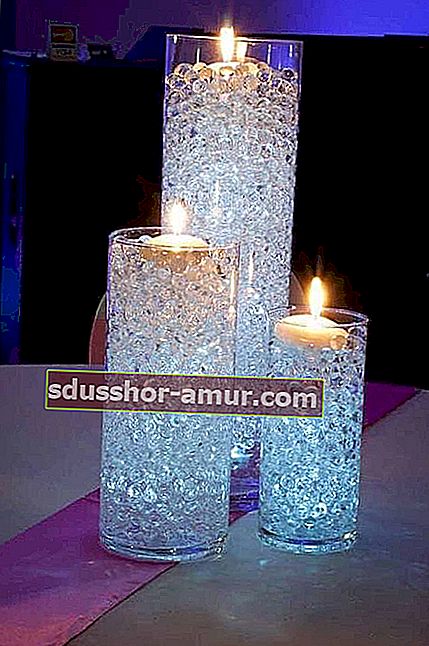 deževna biserna steklena vaza in sveče