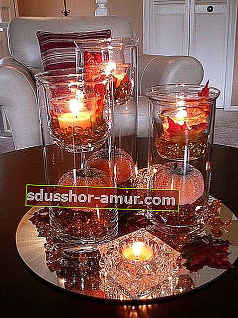 świąteczna dekoracja halloween z dynią i świecami