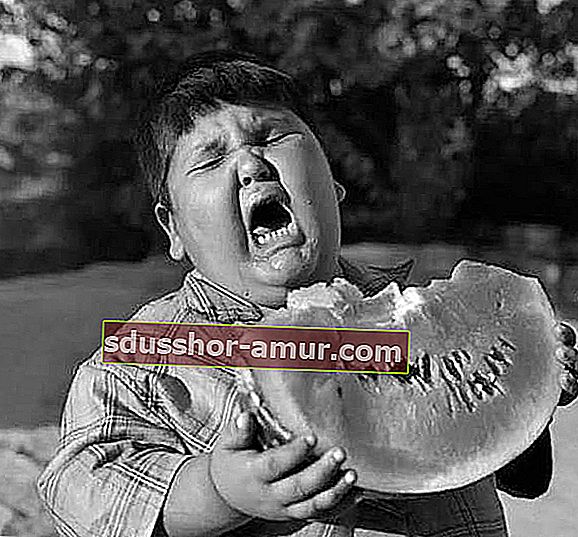Мальчик ест арбуз с больной головой 