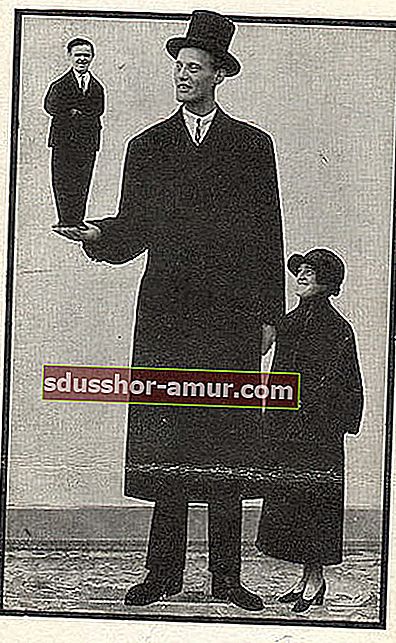 Висок мъж, облечен в черно с малък джентълмен от дясната ръка и малка дама от другата страна