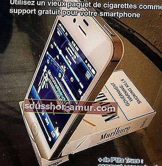 Используйте старую пачку сигарет в качестве бесплатного держателя для смартфона.