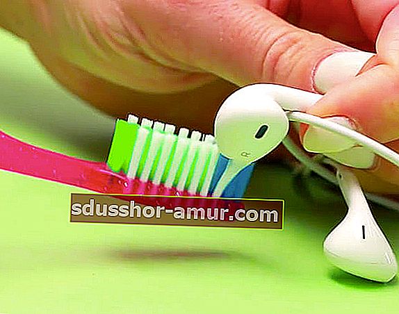 Потрите металлическую решетку старой зубной щеткой, чтобы быстро очистить грязные наушники.