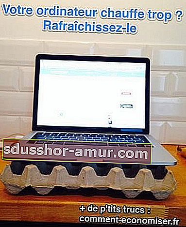 Laptop care se sprijină pe o cutie cu ouă