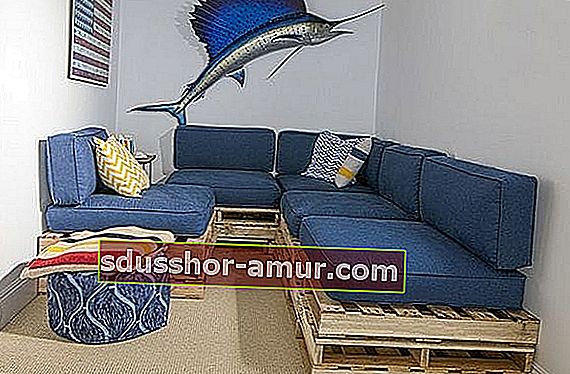 niebieska sofa z drewna paletowego