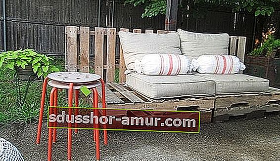 canapea extensibila din lemn de paleti