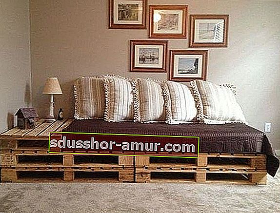 przytulna rozkładana sofa z drewna paletowego