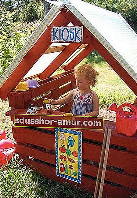 червен хранителен магазин, направен от палета, в която играе момиченце