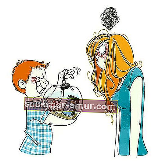 crtež na kojem se vidi kako dijete stavlja majčin mobitel i ključeve u zdjelu sa zlatnim ribicama