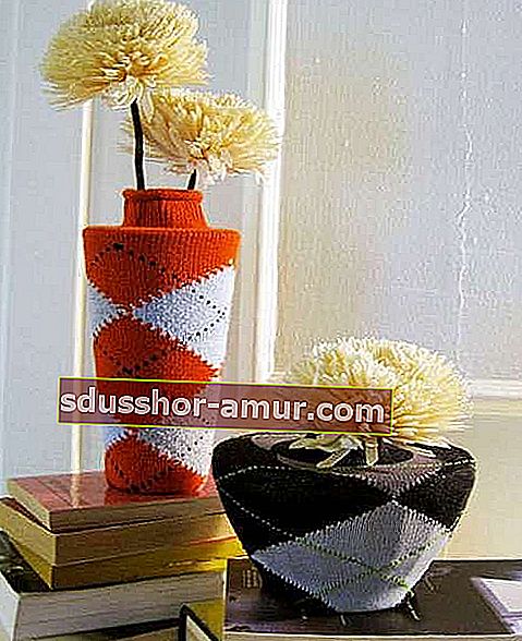 Dvije vaze za cvijeće prekrivene čarapama