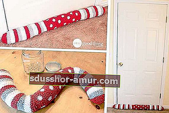 Velika crvena čarapa koja služi kao kobasica na vratima 