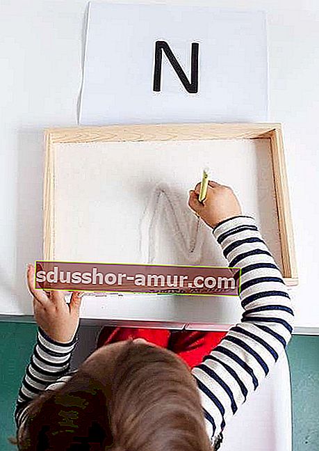 Peskovna deska za otroke, ki vadijo pisanje črk