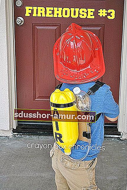 Костюм на пожарникар, направен с пластмасова бутилка