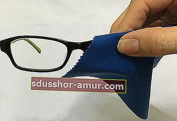 Gözlüklerin mikrofiber bezle temizlenmesi.