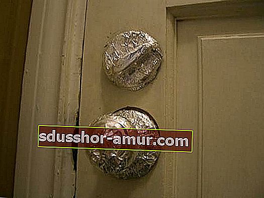 защитете вратата преди боядисване с алуминиево фолио