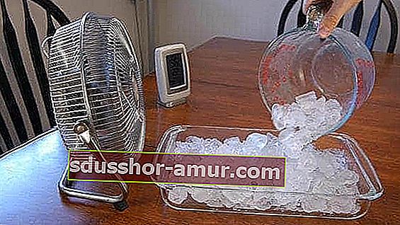 За да охладите дома си, поставете голяма купа, пълна с кубчета лед, пред вентилатор.