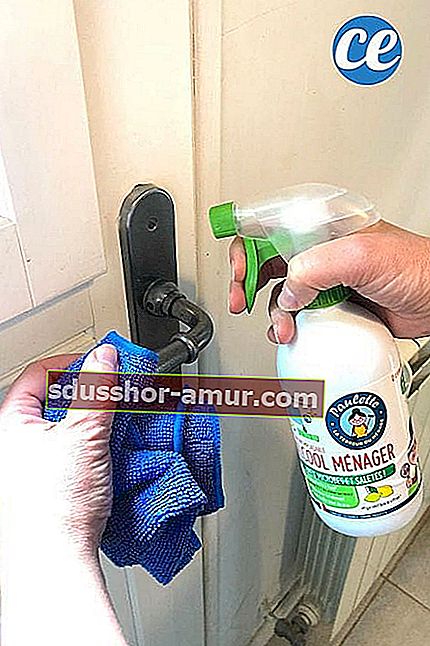 Kućanski alkoholni sprej za dezinfekciju kvake vrata krpom