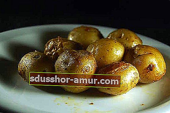 Prženi krumpir na tanjuru