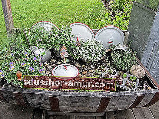 Miniaturni vrt s kuhinjsko posodo