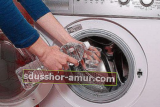 operi razkuži pralni stroj z belim kisom