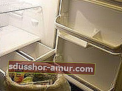 празен хладилник, за да го почистите с естествени продукти