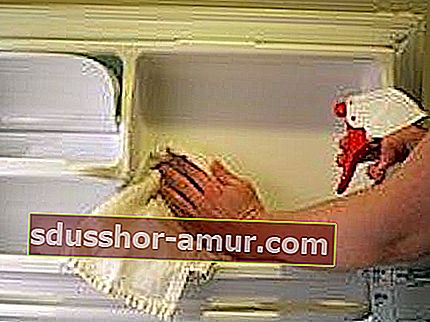 Вътрешността на хладилника се почиства с чист бял оцет