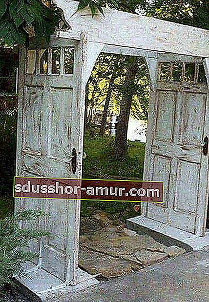 Декоративен проект: трансформирайте старите врати в дървена градинска арка