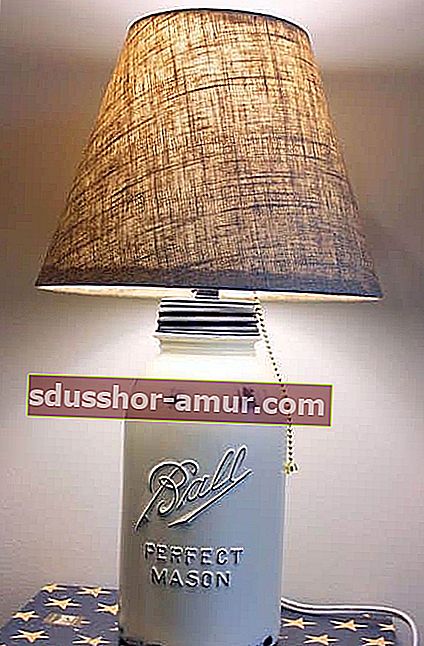 Декоративен проект: трансформирайте стар буркан в основа на лампа