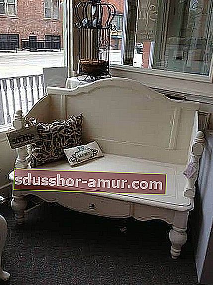 Dekorativni projekt: transformirajte stolić i uzglavlje u klupu za svoju verandu