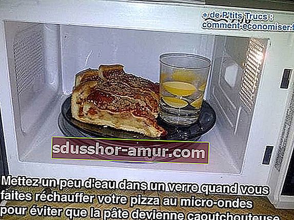 Stavite vodu u čašu kada zagrijavate pizzu u mikrovalnoj pećnici