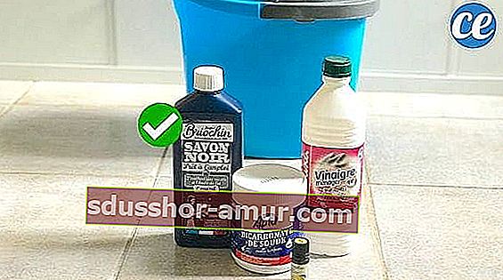 Tekući crni sapun, bikarbonat, bijeli ocat, esencijalno ulje ispred plave brtve za izradu domaćeg sredstva za čišćenje poda